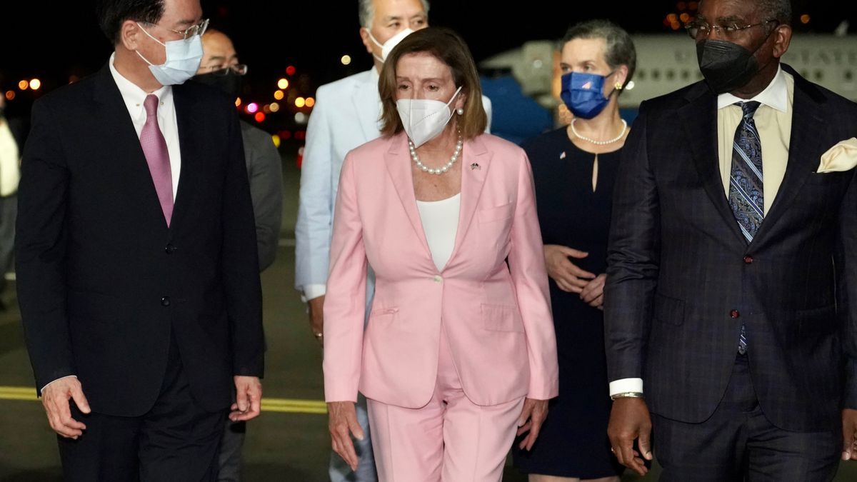 Nancy Pelosi (c), presidenta de la Cámara de Representantes de EEUU, en Taiwan junto a su delegación.