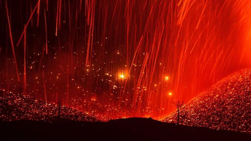 ‘Tierra de fuego’, la galardonada imagen del volcán de La Palma, tomada en la isla en septiembre de 2021.