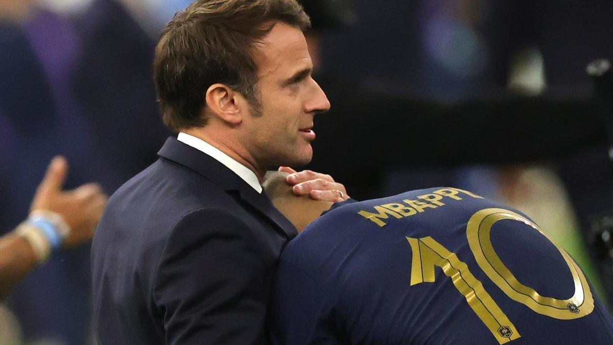 Macron consuela a Mbappé.