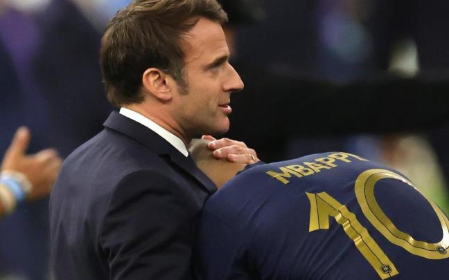 Macron consuela a Mbapp&eacute;.