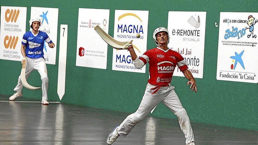 Patxi Zeberio golpea bajo la atenta mirada de Otano durante el partido de ayer. | FOTO: JOSEBA ZABALZA