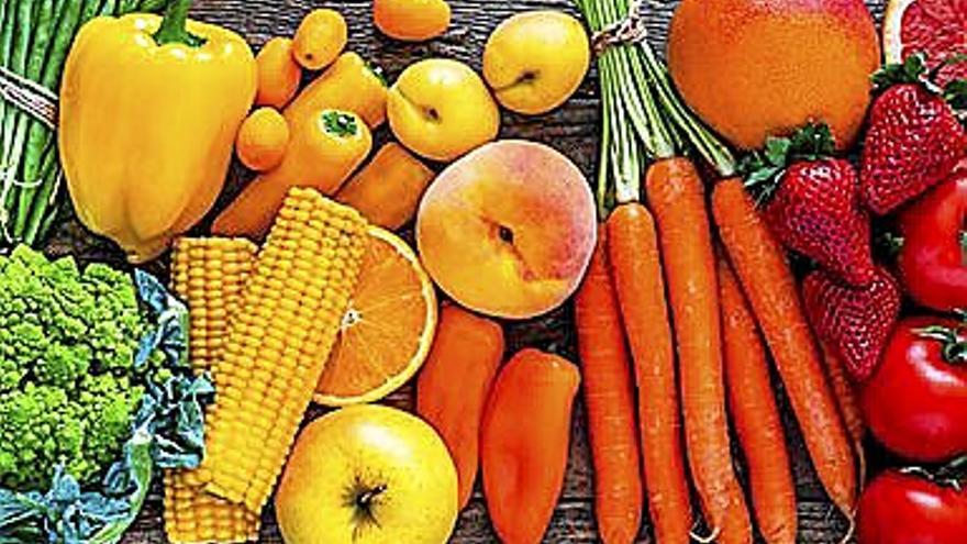 La tradicional comida de Reyes pondrá hoy punto final a los excesos navideños en unas fiestas que se celebran a lo grande en la mesa y con abundantes dulces como el turrón, los polvorones, mazapanes y el delicioso Roscón de Reyes propio del día de hoy, entre otras tentaciones dulces, así como sucesivos brindis con amigos, compañeros de trabajo... que terminan alejándonos de una rutina saludable. Es tiempo de buenos propósitos y de recuperar sanas constumbres. He aquí algunos consejos para acabar con esos kilos de más y recuperar los buenos hábitos olvidados.