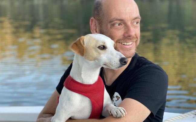 'Pipper', en brazos de su humano, Pablo Mu&ntilde;oz Gabilondo.