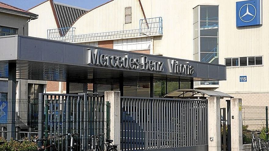 Entrada a la factoría de Mercedes Benz.