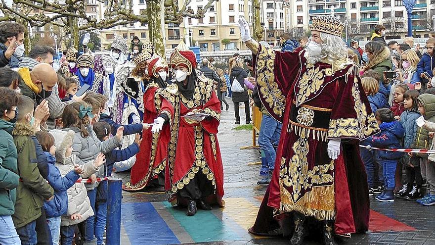 Los Reyes Magos, esta vez ya sin mascarillas, llenarán de ilusión y magia todo Ezkerraldea.