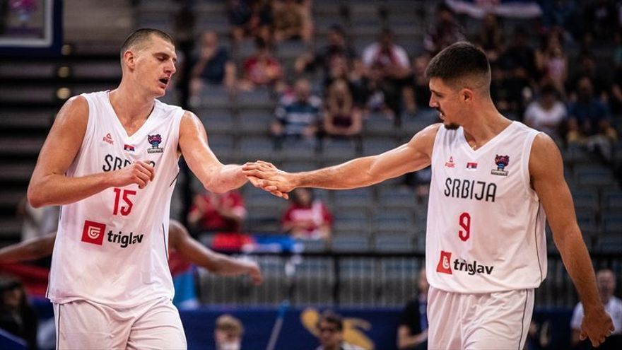 Marinkovic choca la mano con Jokic, la gran estrella de Serbia, en el duelo contra Países Bajos