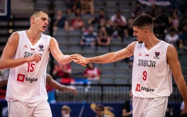 Marinkovic choca la mano con Jokic, la gran estrella de Serbia, en el duelo contra Países Bajos Marinkovic choca la mano con Jokic, la gran estrella de Serbia, en el duelo contra Países Bajos