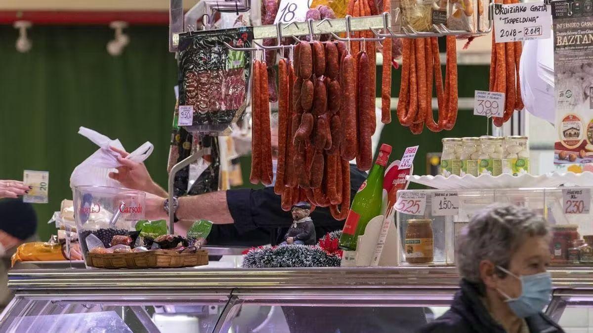 Venta de txistorra para Santo Tomás en la Bretxa, en el año 2020. RUBEN PLAZA