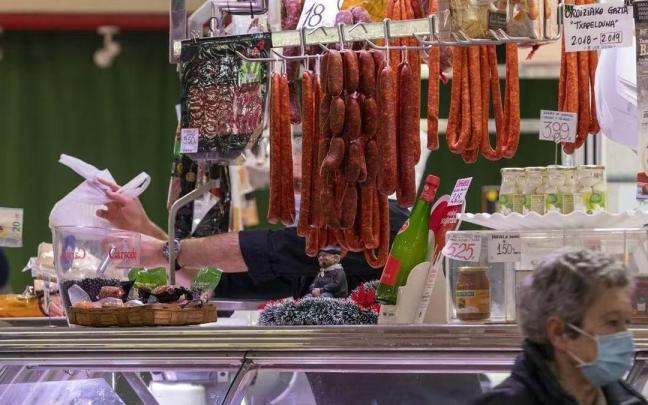 Venta de txistorra para Santo Tomás en la Bretxa, en el año 2020. RUBEN PLAZA