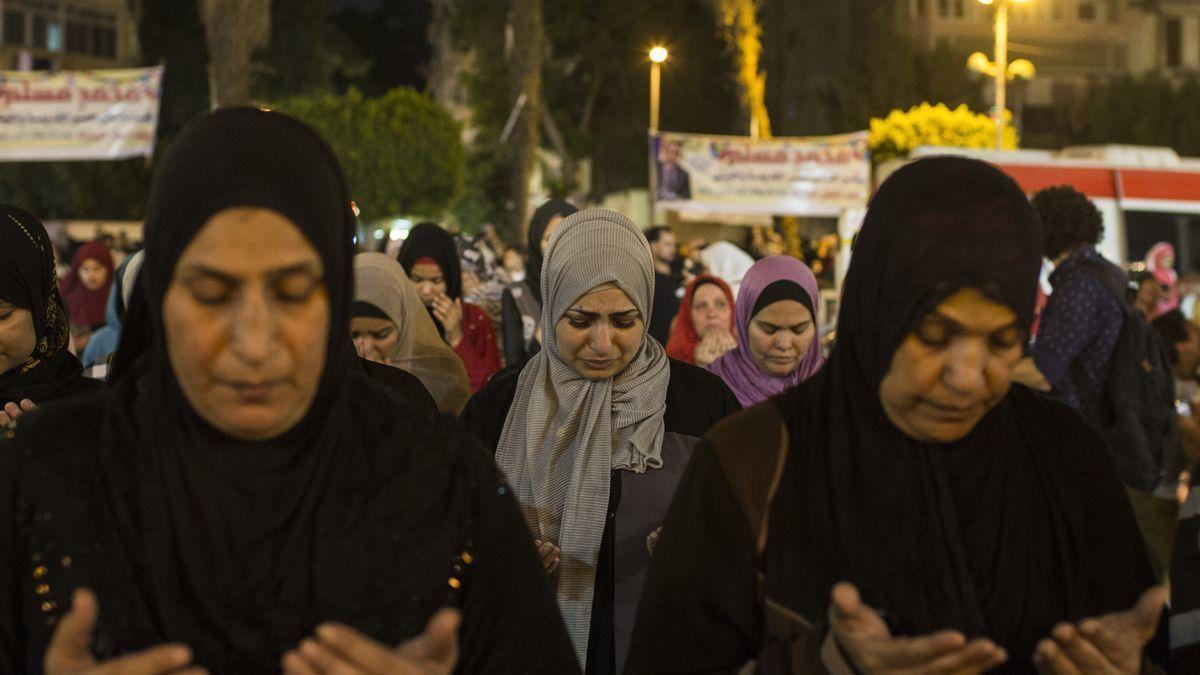 Un grupo de mujeres reza en El Cairo.