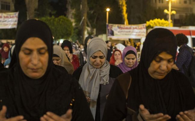 Un grupo de mujeres reza en El Cairo. Un grupo de mujeres reza en El Cairo.