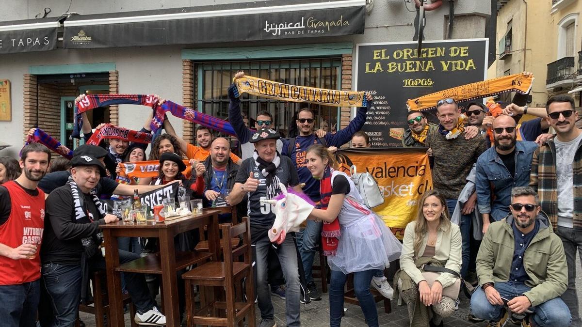 Aficionados del Baskonia, junto a seguidores del Gran Canaria el pasado mes de febrero en la Copa de Granada 2022