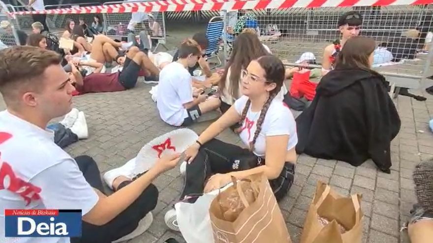 Los primeros en la fila para el concierto de Rosalía en el BEC