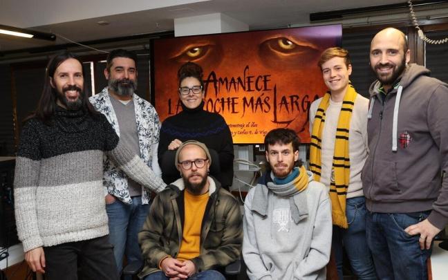 De pie y de izquierda a derecha: Marcos García (director de fotografía), Carlos Fernández de Vigo (director, productor y guionista), Lorena Ares (directora y guionista), Alejandro Sanz (Composición Gráfica) y Daniel Orti De pie y de izquierda a derecha: Marcos García (director de fotografía), Carlos Fernández de Vigo (director, productor y guionista), Lorena Ares (directora y guionista), Alejandro Sanz (Composición Gráfica) y Daniel Orti