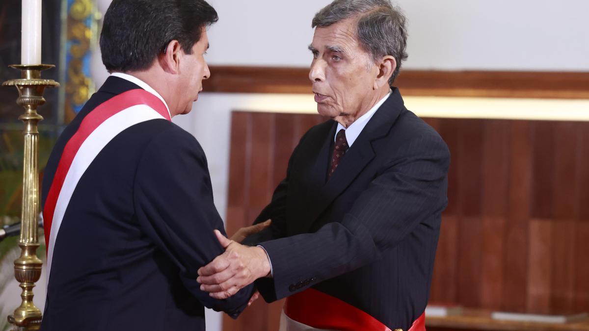 El expresidente de Perú, Pedro Castillo (I), durante el nombramiento de Gustavo Bobbio (D) como ministro de Defensa.