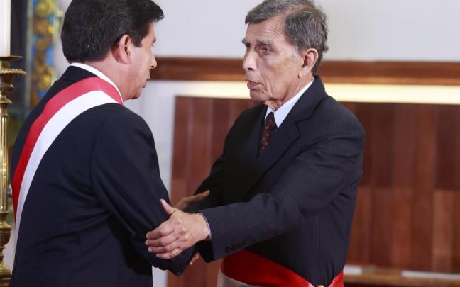 El expresidente de Perú, Pedro Castillo (I), durante el nombramiento de Gustavo Bobbio (D) como ministro de Defensa. El expresidente de Perú, Pedro Castillo (I), durante el nombramiento de Gustavo Bobbio (D) como ministro de Defensa.