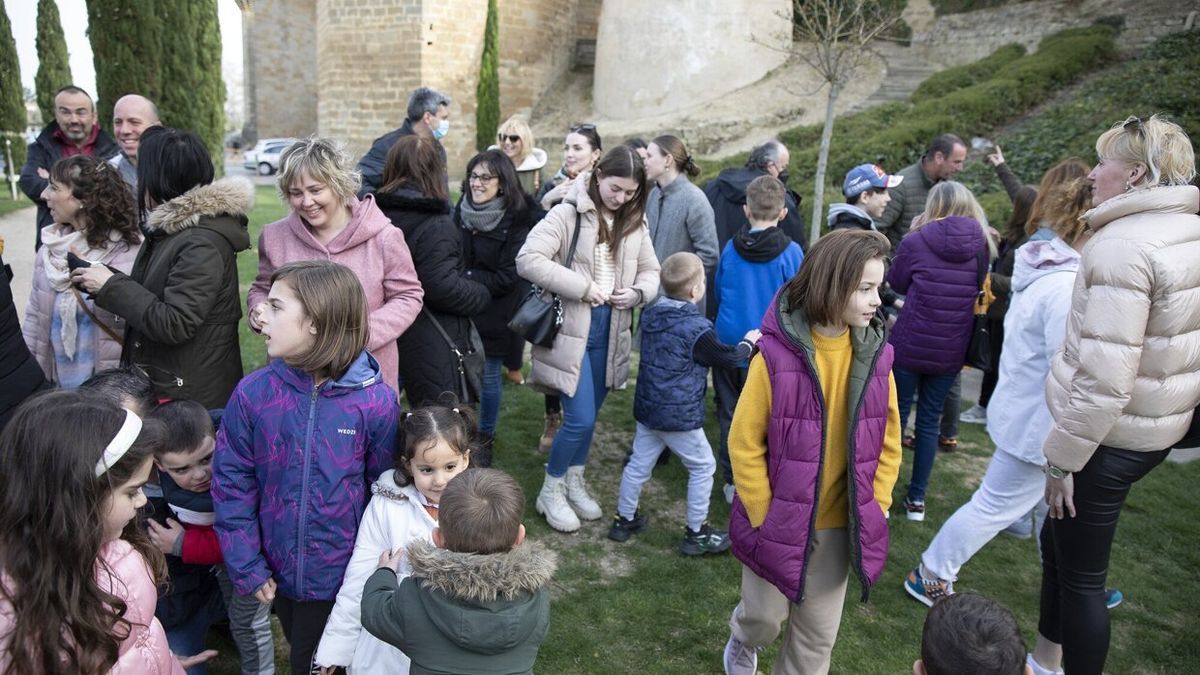 Un grupo de menores ucranianos, con sus familias de acogida en Olite este año.