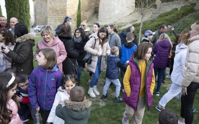 Un grupo de menores ucranianos, con sus familias de acogida en Olite este año. Un grupo de menores ucranianos, con sus familias de acogida en Olite este año.