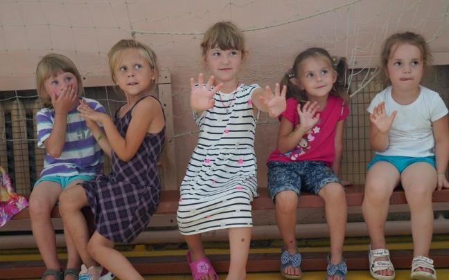 Niños ucranianos en un campo de refugiados. Niños ucranianos en un campo de refugiados.