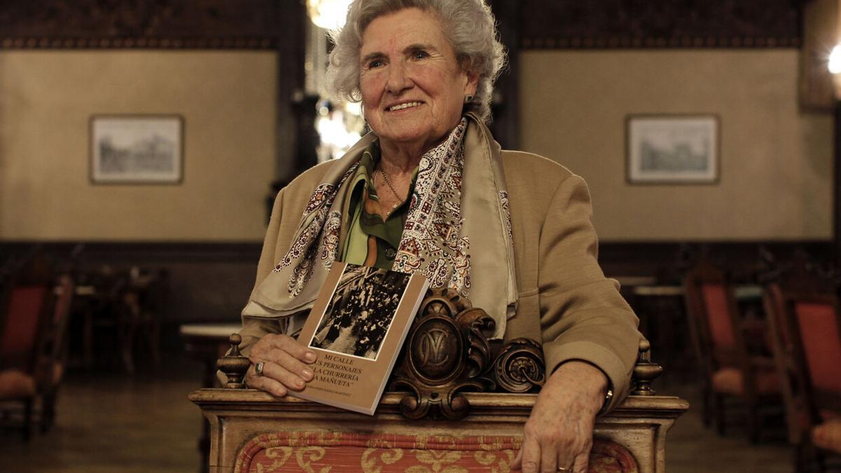 Paulina Fernández, en diciembre de 2012 en la presentación de la 3ª edición de su libro autobiográfico 'Mi calle, sus personajes y la churrería La Mañueta'.