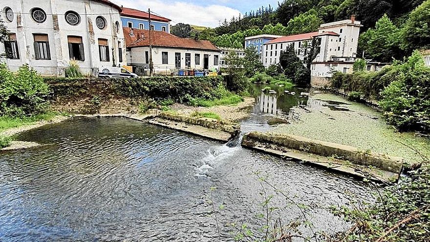 Una de las tres pequeñas presas existentes junto al balneario. | FOTO: EGUZKI