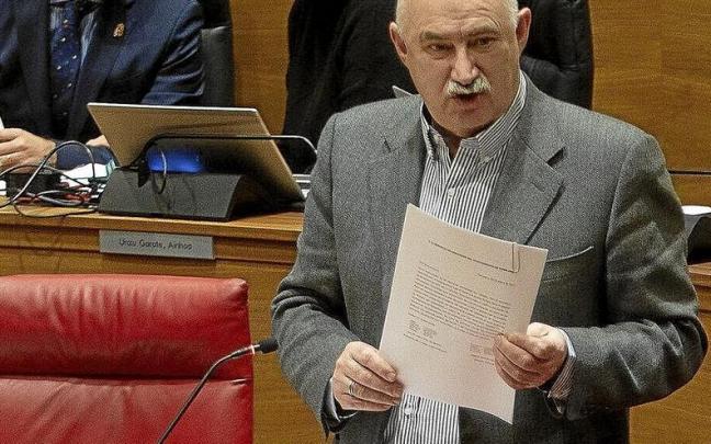 Aierdi muestra el documento, ya firmado, que ha remitido al Ayuntamiento. Aierdi muestra el documento, ya firmado, que ha remitido al Ayuntamiento.