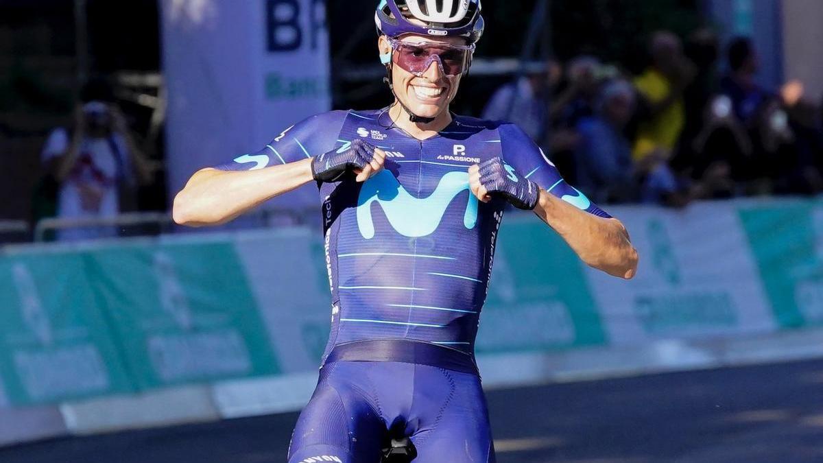 Enric Mas festeja la victoria en el Giro dell'Emilia.