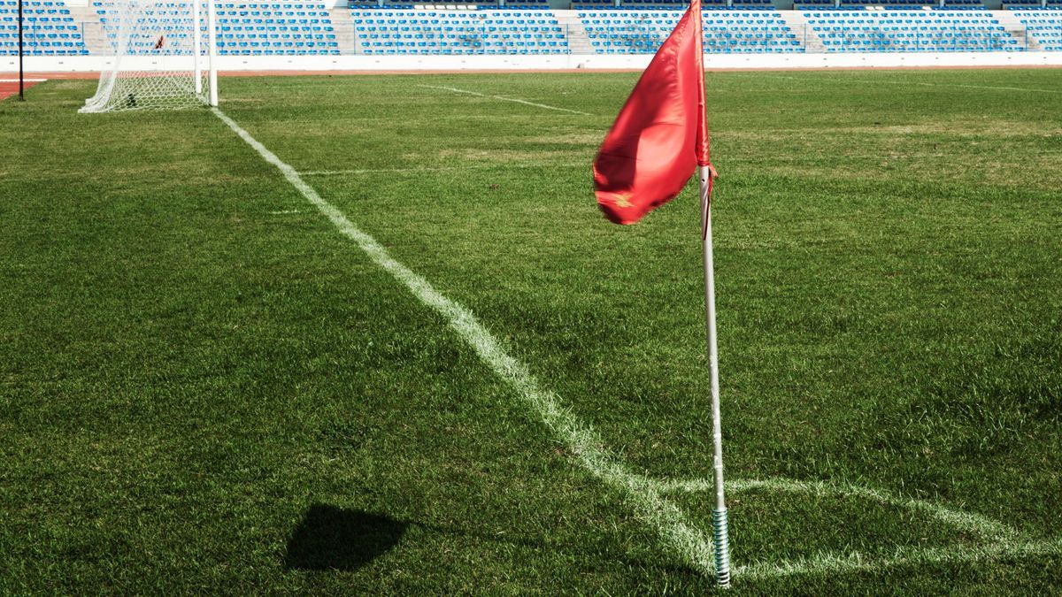 Bander&iacute;n de corner en un campo de f&uacute;tbolo