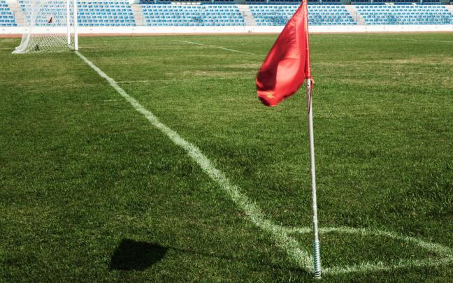 Bander&iacute;n de corner en un campo de f&uacute;tbolo