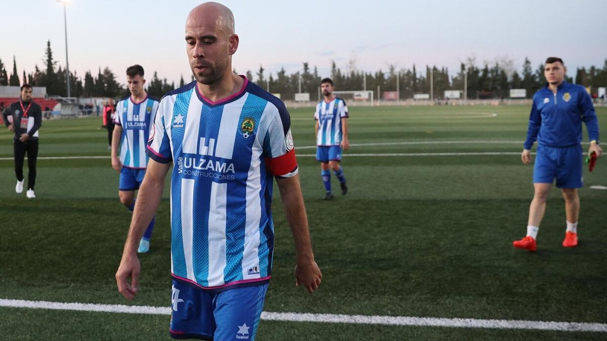 El capitán del Cirbonero, Álex Cacho, cabizbajo al término del partido.