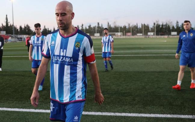 El capitán del Cirbonero, Álex Cacho, cabizbajo al término del partido.