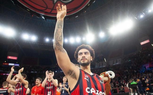 Howard agradece su apoyo al público al final del encuentro Howard agradece su apoyo al público al final del encuentro