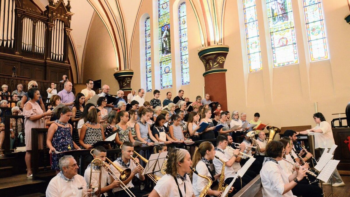 Miembros de la Banda Recreo de Elizondo y de la Agrupación Coral de Elizondo interpretando la Salve de Hilarión Eslava.