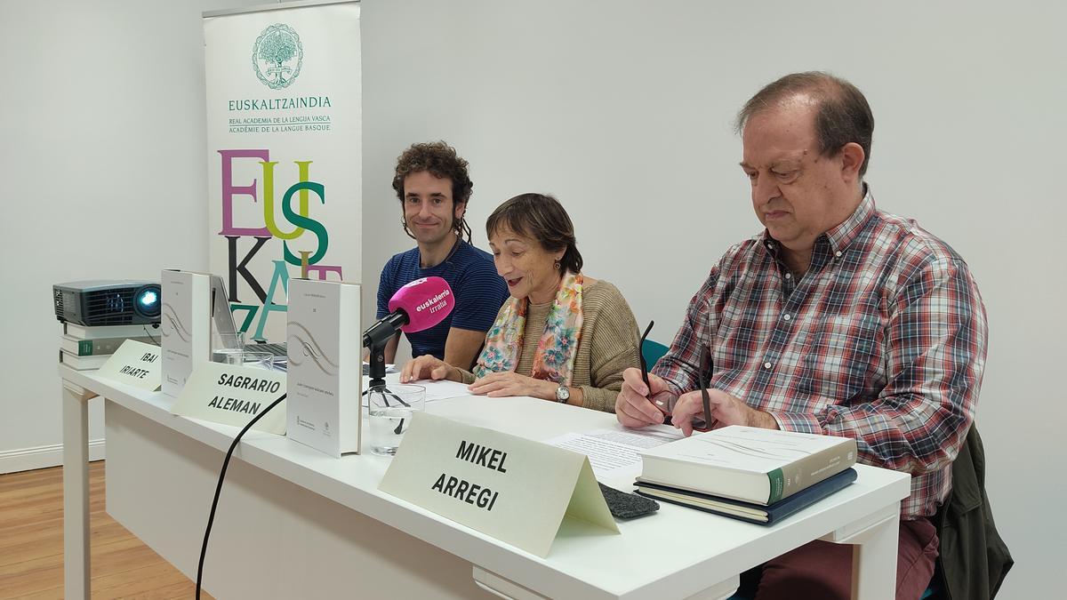 Ibai Iriate, Sagrario Alemán y Mikel Iriarte, en la presentación del libro.