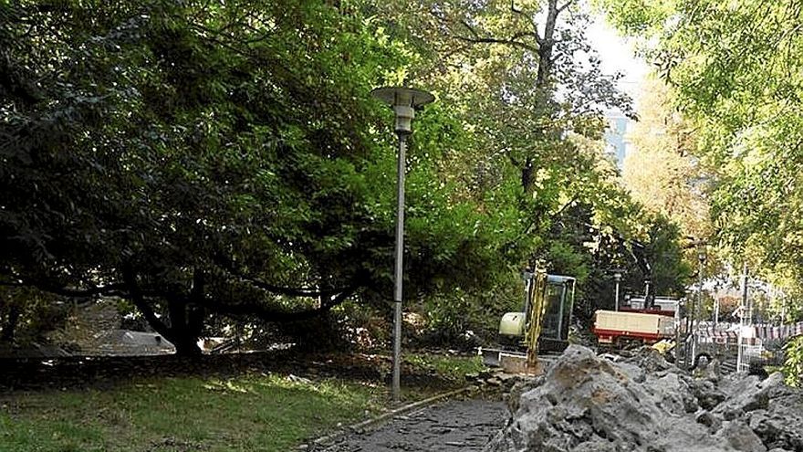 Piedras acumuladas en la zona de obras.