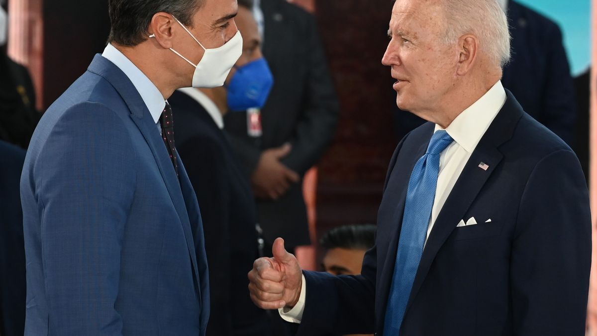 Pedro Sánchez y Joe Biden durante el breve encuentro que mantuvieron en la cumbre de la OTAN hace un año.