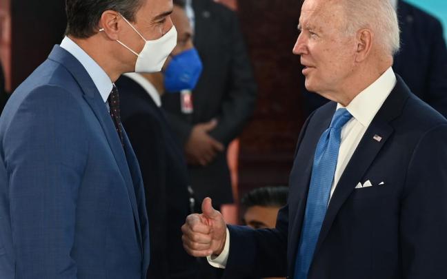 Pedro S&aacute;nchez y Joe Biden durante el breve encuentro que mantuvieron en la cumbre de la OTAN hace un a&ntilde;o.