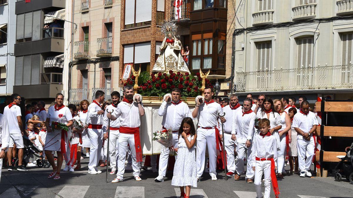 La talla de la Virgen de Nieva durante la procesi&oacute;n del d&iacute;a grande de fiestas