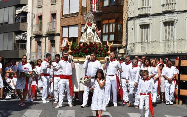 La talla de la Virgen de Nieva durante la procesi&oacute;n del d&iacute;a grande de fiestas