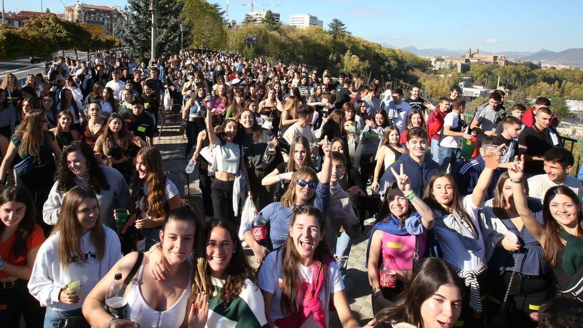 Cientos de jóvenes festejando la jornada y dirigiéndose a la Carpa Universitaria.