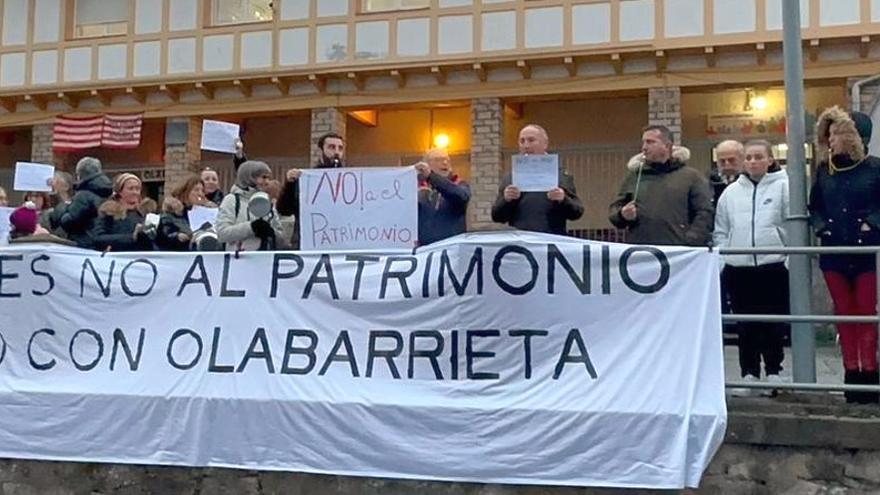 Una representación de vecinos de Olabarrieta, en la concentración junto al Centro de Personas Mayores.