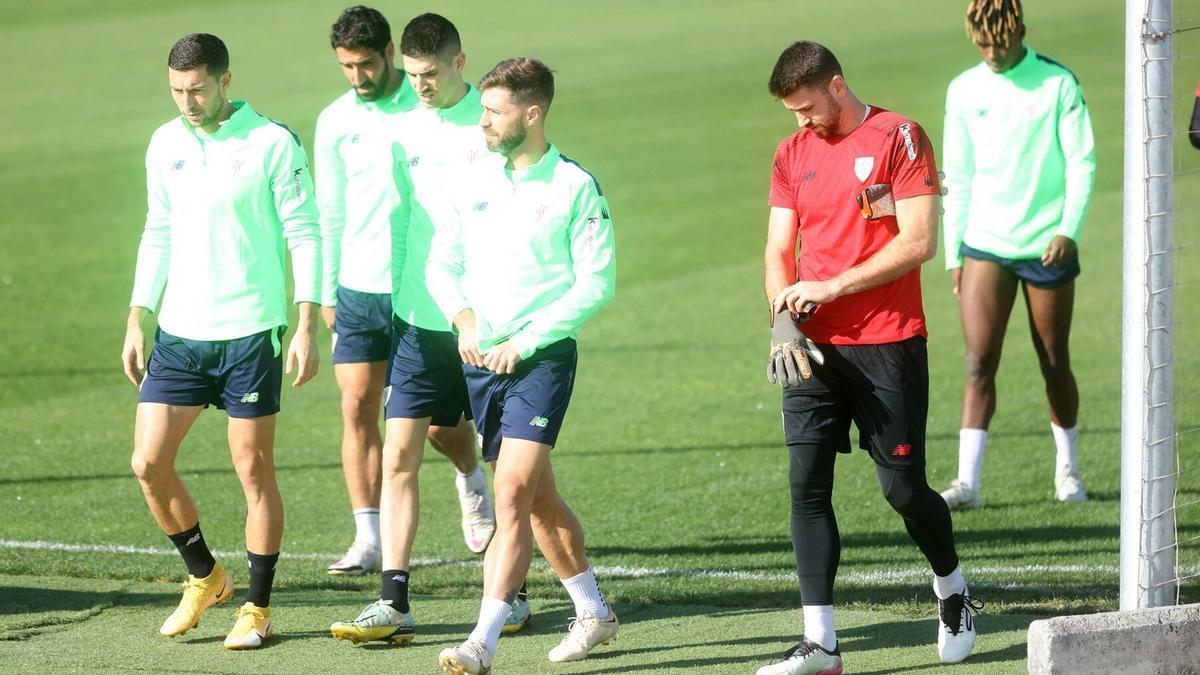 Los jugadores del Athletic saltan al campo de entrenamiento en Lezama.