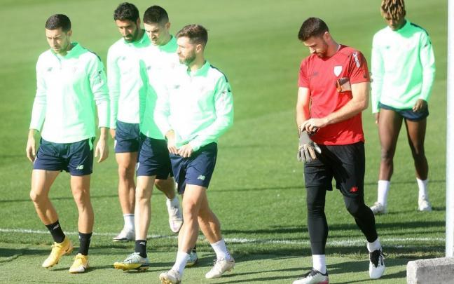 Los jugadores del Athletic saltan al campo de entrenamiento en Lezama. Los jugadores del Athletic saltan al campo de entrenamiento en Lezama.