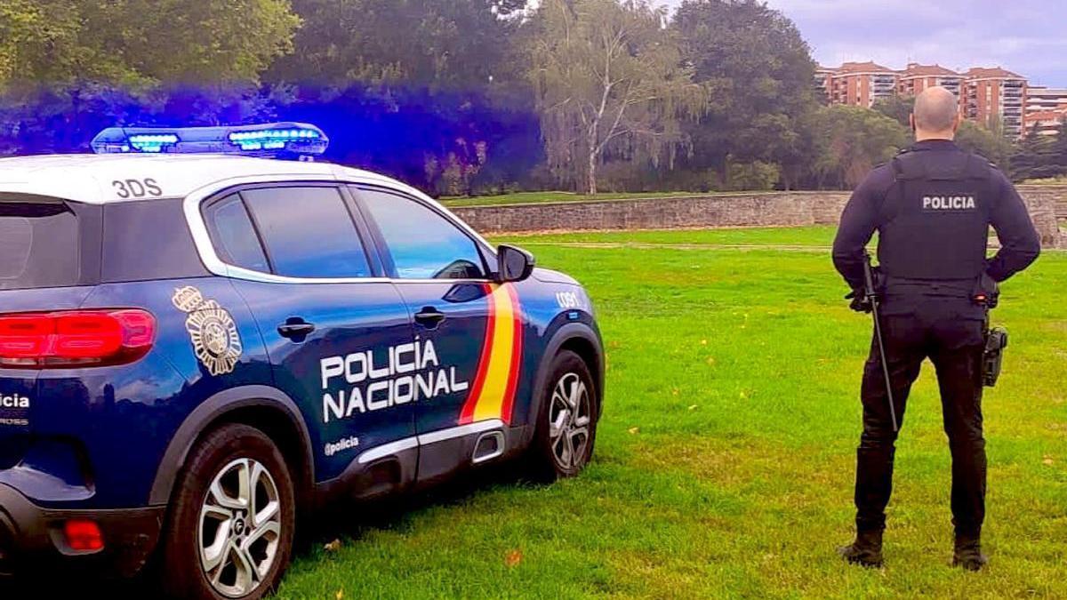 Un agente de la Policía Nacional en Pamplona.