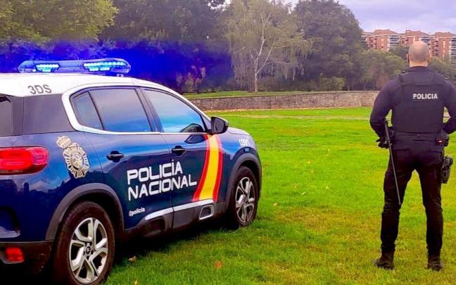 Un agente de la Policía Nacional en Pamplona. Un agente de la Policía Nacional en Pamplona.