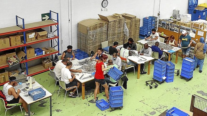 Imagen de las y los trabajadores del taller ocupacional dedicado al montaje manual de piezas.