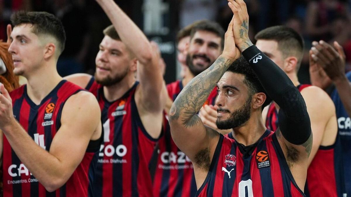 Howard, en primera línea, celebra junto al resto del equipo el triunfo conseguido ante el Estrella Roja