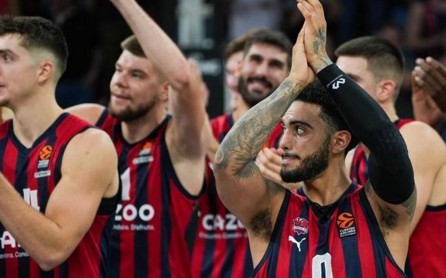 Howard, en primera línea, celebra junto al resto del equipo el triunfo conseguido ante el Estrella Roja