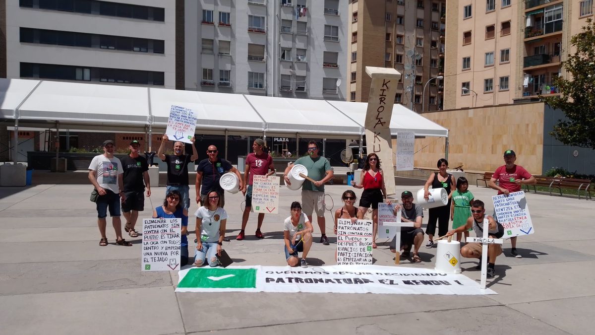 Protesta de los trabajadores frente al Ayuntamiento de Burlada.