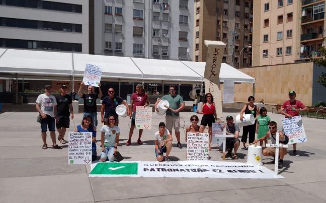 Protesta de los trabajadores frente al Ayuntamiento de Burlada.